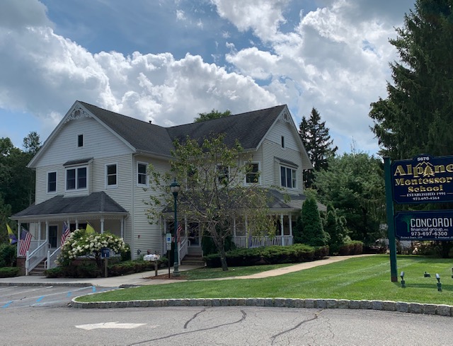 Exterior Front of Alpine Montessori School in Oak Ridge