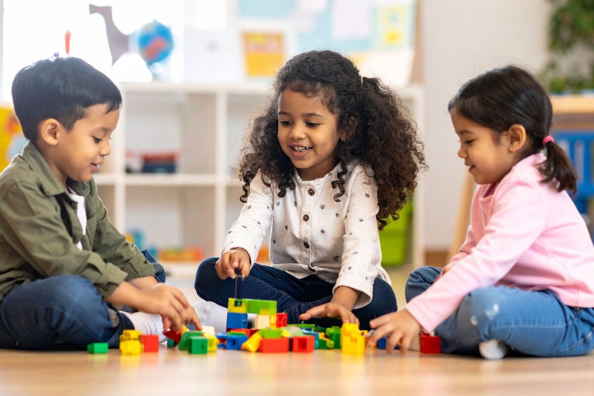 Montessori Classroom Structure vs. Traditional Classroom: What Parents Should Know